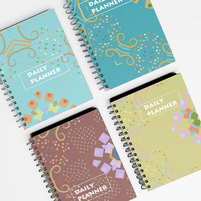 یک دفتر یادداشت جلد سخت مارپیچ با موضوع واحد که دارای سبک ظریف است و برای یادداشت‌های جلسه و یادداشت‌های شخصی مناسب است.